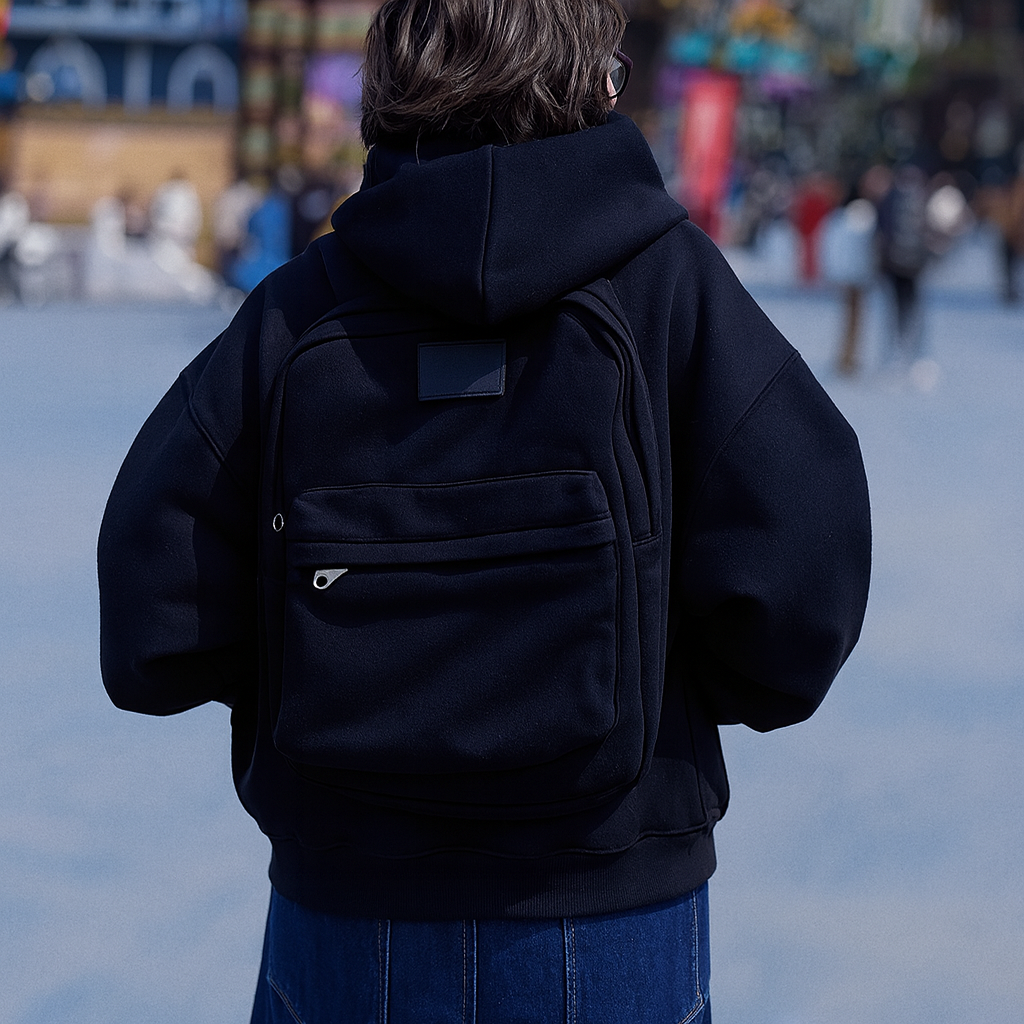Hoodtrip™ – Der erste Hoodie der Welt, der gleichzeitig dein Handgepäck ist.